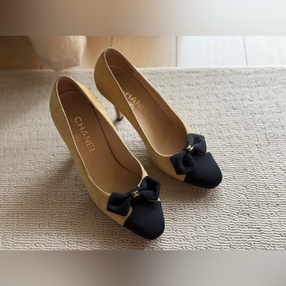 CHANEL Women Suede Pumps, Bow, CC Logo. 3" Heels, Size 37, Beige. Authentic - Picture 4 of 16